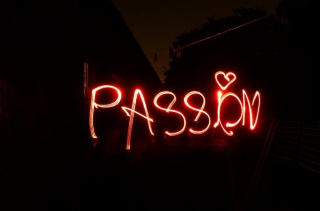 Che cos’è la passione? Un’emozione che contrasta o aiuta la razionalità? passion